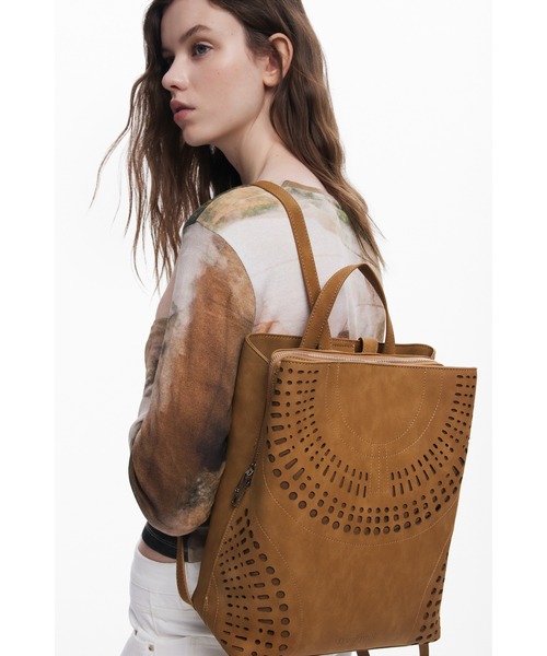 Desigual（デシグアル）の「パンチング加工のMサイズバックパック（バックパック/リュック・レディース・ブラウン/ホワイト・FREE）」の7枚目の写真