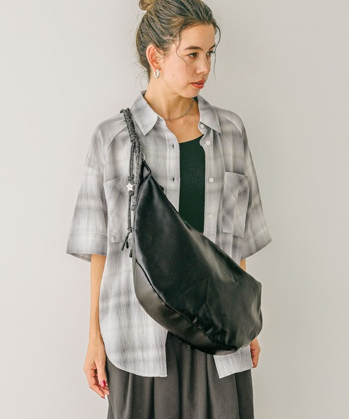 BAYFLOW（ベイフロー）の「[長さ調整可能]ラメコードハーフムーンショルダー（ショルダーバッグ・レディース・ブラック/ライトベージュ・FREE）」の2枚目の写真