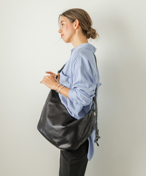 BAYFLOW（ベイフロー）の「[長さ調整可能]ラメコードハーフムーンショルダー（ショルダーバッグ・レディース・ブラック/ライトベージュ・FREE）」の13枚目の写真