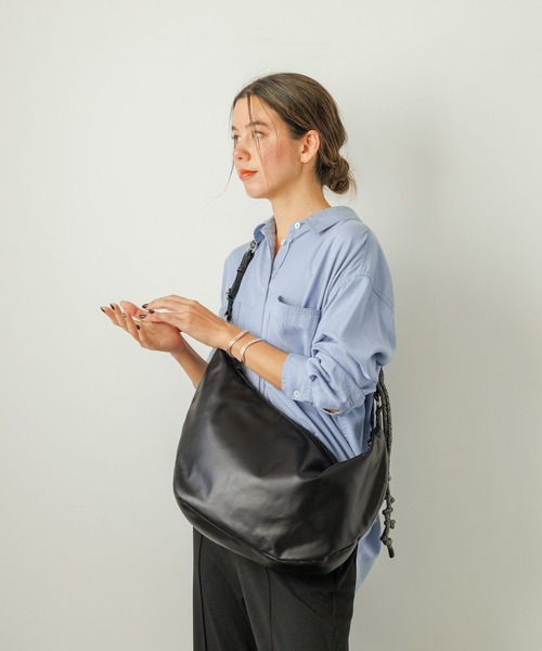 BAYFLOW（ベイフロー）の「[長さ調整可能]ラメコードハーフムーンショルダー（ショルダーバッグ・レディース・ブラック/ライトベージュ・FREE）」の12枚目の写真