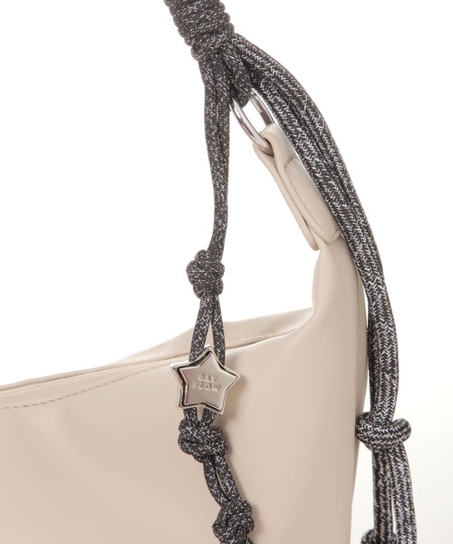 BAYFLOW（ベイフロー）の「[長さ調整可能]ラメコードハーフムーンショルダー（ショルダーバッグ・レディース・ブラック/ライトベージュ・FREE）」の22枚目の写真