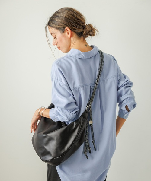 BAYFLOW（ベイフロー）の「[長さ調整可能]ラメコードハーフムーンショルダー（ショルダーバッグ・レディース・ブラック/ライトベージュ・FREE）」の3枚目の写真