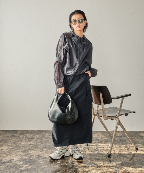 BAYFLOW（ベイフロー）の「[長さ調整可能]ラメコードハーフムーンショルダー（ショルダーバッグ・レディース・ブラック/ライトベージュ・FREE）」の8枚目の写真