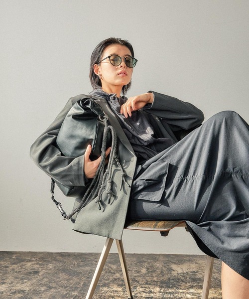 BAYFLOW（ベイフロー）の「[長さ調整可能]ラメコードハーフムーンショルダー（ショルダーバッグ・レディース・ブラック/ライトベージュ・FREE）」の5枚目の写真