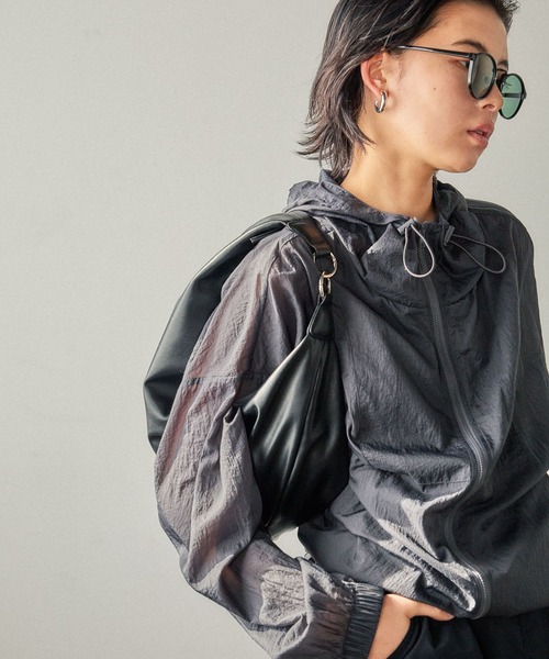 BAYFLOW（ベイフロー）の「[長さ調整可能]ラメコードハーフムーンショルダー（ショルダーバッグ・レディース・ブラック/ライトベージュ・FREE）」の4枚目の写真