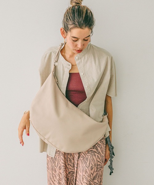 BAYFLOW（ベイフロー）の「[長さ調整可能]ラメコードハーフムーンショルダー（ショルダーバッグ・レディース・ブラック/ライトベージュ・FREE）」の10枚目の写真