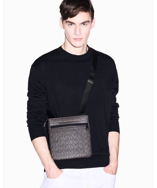 ARMANI EXCHANGE(アルマーニエクスチェンジ)の「【A|X アルマーニ エクスチェンジ】オールオーバーエンボスロゴ フラットショルダーバッグ(EC限定カラー含)(ショルダーバッグ・メンズ・ブラック/オレンジ/ホワイト/ブラウン・FREE)」の1枚目の写真