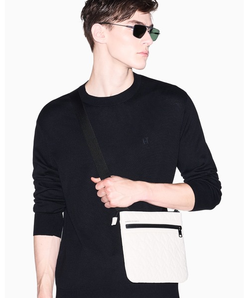 ARMANI EXCHANGE(アルマーニエクスチェンジ)の「【A|X アルマーニ エクスチェンジ】オールオーバーエンボスロゴ フラットショルダーバッグ(EC限定カラー含)(ショルダーバッグ・メンズ・ブラック/オレンジ/ホワイト/ブラウン・FREE)」の2枚目の写真
