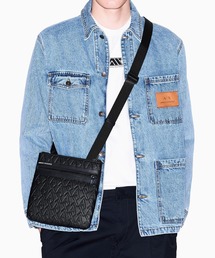 ARMANI EXCHANGE | 【A|X アルマーニ エクスチェンジ】オールオーバーエンボスロゴ フラットショルダーバッグ(ショルダーバッグ)