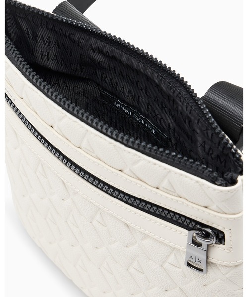 ARMANI EXCHANGE(アルマーニエクスチェンジ)の「【A|X アルマーニ エクスチェンジ】オールオーバーエンボスロゴ フラットショルダーバッグ(EC限定カラー含)(ショルダーバッグ・メンズ・ブラック/オレンジ/ホワイト/ブラウン・FREE)」の15枚目の写真