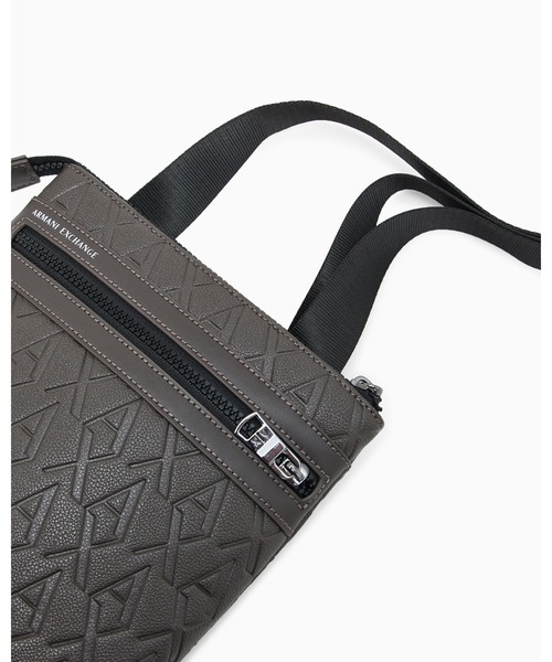 ARMANI EXCHANGE(アルマーニエクスチェンジ)の「【A|X アルマーニ エクスチェンジ】オールオーバーエンボスロゴ フラットショルダーバッグ(EC限定カラー含)(ショルダーバッグ・メンズ・ブラック/オレンジ/ホワイト/ブラウン・FREE)」の10枚目の写真