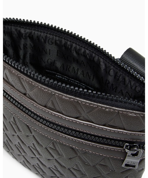 ARMANI EXCHANGE(アルマーニエクスチェンジ)の「【A|X アルマーニ エクスチェンジ】オールオーバーエンボスロゴ フラットショルダーバッグ(EC限定カラー含)(ショルダーバッグ・メンズ・ブラック/オレンジ/ホワイト/ブラウン・FREE)」の11枚目の写真