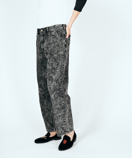 GUNG HO（ガンホー）の「GUNG HO / ガンホー DENIM TAPARED PANTS デニム テーパードパンツ ユーズド加工 ケミカルウォッシュ（デニムパンツ・メンズ・ブラック系その他/ブルー/ブラック/ライトブルー・SMALL/MEDIUM/LARGE/X-LARGE/X-SMALL）」の2枚目の写真