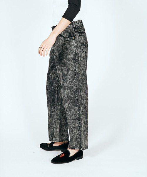 GUNG HO（ガンホー）の「GUNG HO / ガンホー DENIM TAPARED PANTS デニム テーパードパンツ ユーズド加工 ケミカルウォッシュ（デニムパンツ・メンズ・ブラック系その他/ブルー/ブラック/ライトブルー・SMALL/MEDIUM/LARGE/X-LARGE/X-SMALL）」の21枚目の写真