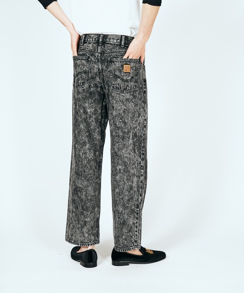 GUNG HO（ガンホー）の「GUNG HO / ガンホー DENIM TAPARED PANTS デニム テーパードパンツ ユーズド加工 ケミカルウォッシュ（デニムパンツ・メンズ・ブラック系その他/ブルー/ブラック/ライトブルー・SMALL/MEDIUM/LARGE/X-LARGE/X-SMALL）」の20枚目の写真