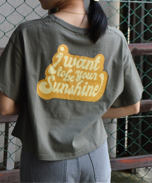 spiritoso(スピリトーゾ)の「【spiritoso】SunshineポップカラーTシャツ(Tシャツ/カットソー・レディース・スミクロ/バイオレット/ホワイト/グレイッシュベージュ/カーキ・FREE)」の4枚目の写真