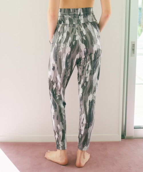 Julier Yoga and Relax（ジュリエヨガアンドリラックス）の「Julier Vertical brushプリントギャザーパンツ（その他パンツ・レディース・ブルー系その他/グレー×ホワイト/ホワイト×グレー・1/0）」の7枚目の写真