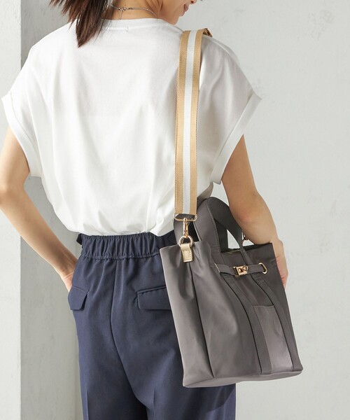 SHIPS（シップス）の「【WEB限定】パーテーション ライン テープ バッグ（ショルダーバッグ・レディース・ブラック/グレー/ベージュ/ネイビー・ONE SIZE）」の7枚目の写真