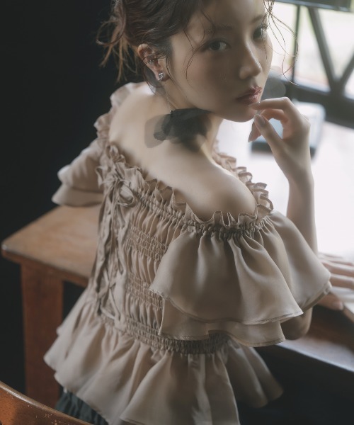 AND COUTURE(アンドクチュール)の「エアリーティアードオフショルブラウス(シャツ/ブラウス・レディース・オフホワイト/サックスブルー/ブラック/ベージュ・FREE)」の3枚目の写真