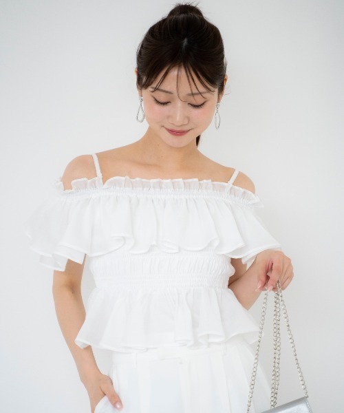 AND COUTURE(アンドクチュール)の「エアリーティアードオフショルブラウス(シャツ/ブラウス・レディース・オフホワイト/サックスブルー/ブラック/ベージュ・FREE)」の1枚目の写真