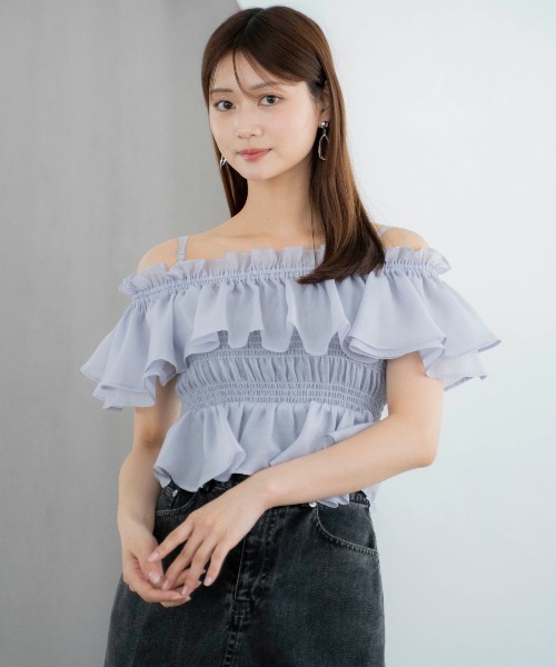 AND COUTURE(アンドクチュール)の「エアリーティアードオフショルブラウス(シャツ/ブラウス・レディース・オフホワイト/サックスブルー/ブラック/ベージュ・FREE)」の4枚目の写真