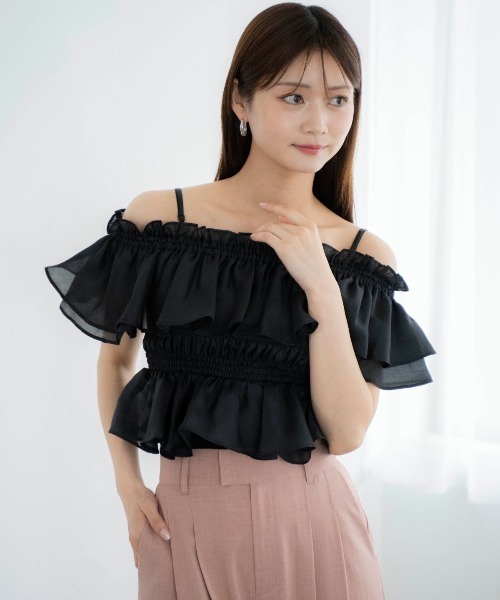 AND COUTURE(アンドクチュール)の「エアリーティアードオフショルブラウス(シャツ/ブラウス・レディース・オフホワイト/サックスブルー/ブラック/ベージュ・FREE)」の2枚目の写真