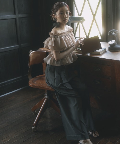AND COUTURE(アンドクチュール)の「エアリーティアードオフショルブラウス(シャツ/ブラウス・レディース・オフホワイト/サックスブルー/ブラック/ベージュ・FREE)」の7枚目の写真