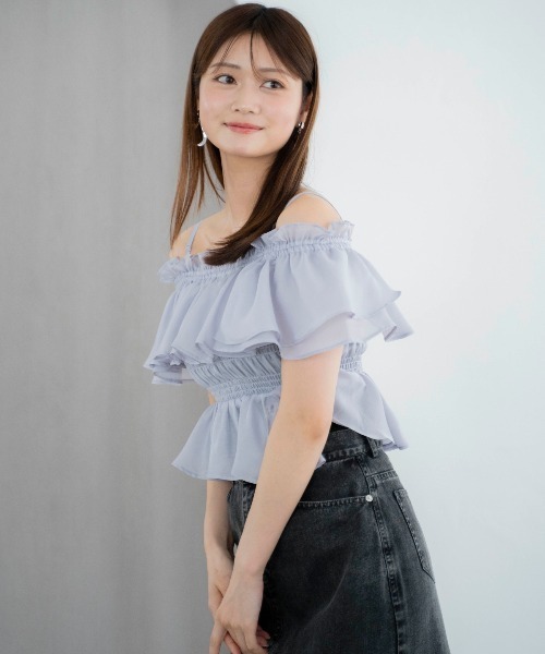 AND COUTURE(アンドクチュール)の「エアリーティアードオフショルブラウス(シャツ/ブラウス・レディース・オフホワイト/サックスブルー/ブラック/ベージュ・FREE)」の9枚目の写真