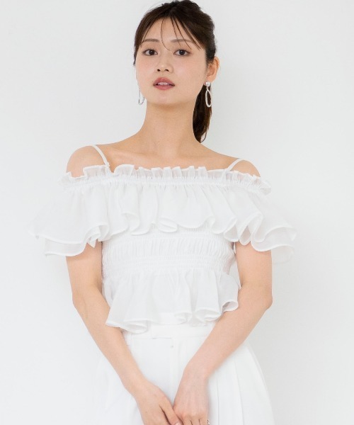 AND COUTURE(アンドクチュール)の「エアリーティアードオフショルブラウス(シャツ/ブラウス・レディース・オフホワイト/サックスブルー/ブラック/ベージュ・FREE)」の5枚目の写真