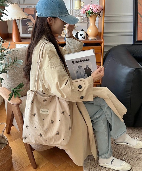 VIBGYOR(ヴィブジョー)の「Mignonjour/くまコーデュロイトートバッグ M2596(トートバッグ・レディース・ブルー/ホワイト/ピンク/ベージュ・FREE)」の2枚目の写真