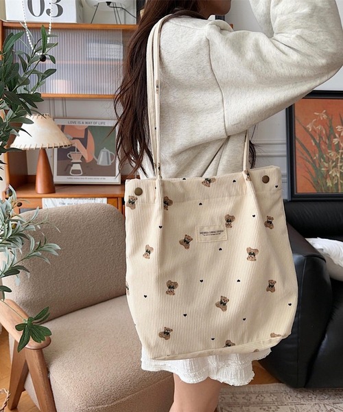 VIBGYOR(ヴィブジョー)の「Mignonjour/くまコーデュロイトートバッグ M2596(トートバッグ・レディース・ブルー/ホワイト/ピンク/ベージュ・FREE)」の6枚目の写真