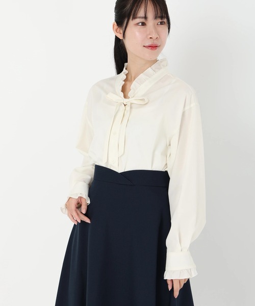 STRAWBERRY-FIELDS（ストロベリーフィールズ）の「シルキーブロード_Vネックフリルボウタイブラウス（シャツ/ブラウス・レディース・オフホワイト/サックスブルー/ブラック・2）」の2枚目の写真