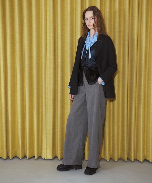 STRAWBERRY-FIELDS（ストロベリーフィールズ）の「シルキーブロード_Vネックフリルボウタイブラウス（シャツ/ブラウス・レディース・オフホワイト/サックスブルー/ブラック・2）」の4枚目の写真