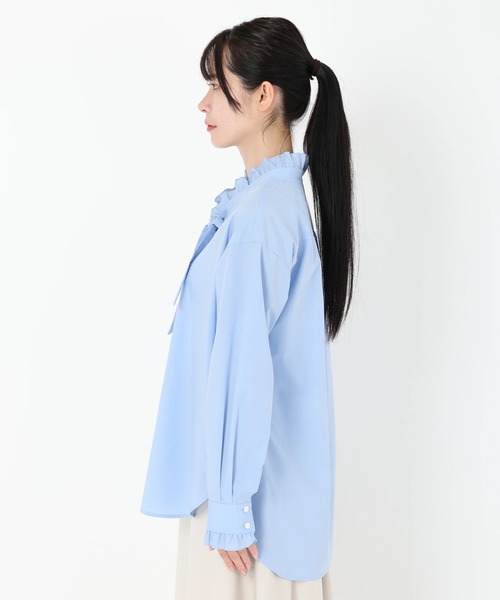 STRAWBERRY-FIELDS（ストロベリーフィールズ）の「シルキーブロード_Vネックフリルボウタイブラウス（シャツ/ブラウス・レディース・オフホワイト/サックスブルー/ブラック・2）」の6枚目の写真