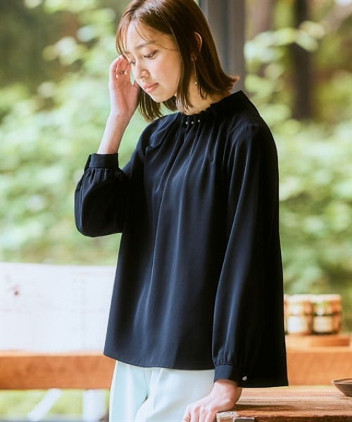 7days Life Styling(セブンデイズライフスタイリング)の「【UVカット/速乾】ストレッチパウダーサテンパール調タックネック長袖ブラウス(シャツ/ブラウス・レディース・グレイッシュベージュ/オフホワイト/ネイビー・LL/L/M/S/3L)」の3枚目の写真