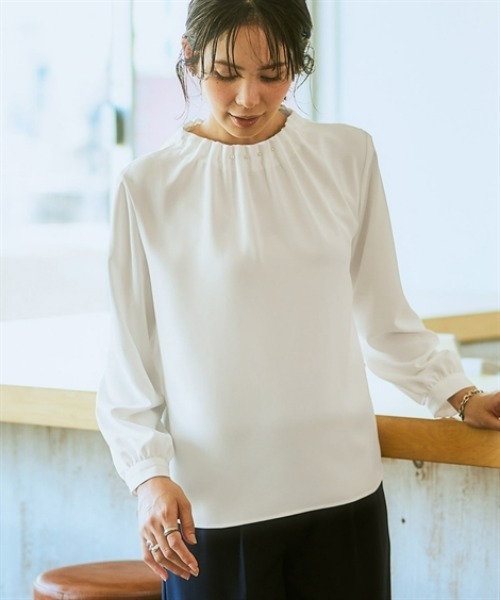 セール】ストレッチパウダーサテンパール調タックネックブラウス（しわ