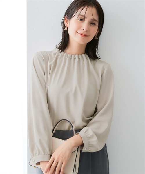 7days Life Styling(セブンデイズライフスタイリング)の「【UVカット/速乾】ストレッチパウダーサテンパール調タックネック長袖ブラウス(シャツ/ブラウス・レディース・グレイッシュベージュ/オフホワイト/ネイビー・LL/L/M/S/3L)」の2枚目の写真