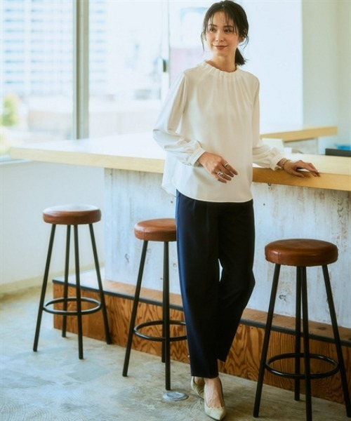 7days Life Styling(セブンデイズライフスタイリング)の「【UVカット/速乾】ストレッチパウダーサテンパール調タックネック長袖ブラウス(シャツ/ブラウス・レディース・グレイッシュベージュ/オフホワイト/ネイビー・LL/L/M/S/3L)」の15枚目の写真
