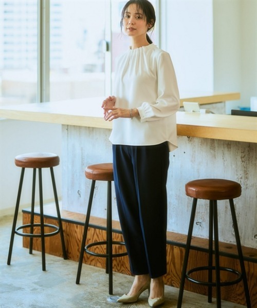 7days Life Styling(セブンデイズライフスタイリング)の「【UVカット/速乾】ストレッチパウダーサテンパール調タックネック長袖ブラウス(シャツ/ブラウス・レディース・グレイッシュベージュ/オフホワイト/ネイビー・LL/L/M/S/3L)」の16枚目の写真