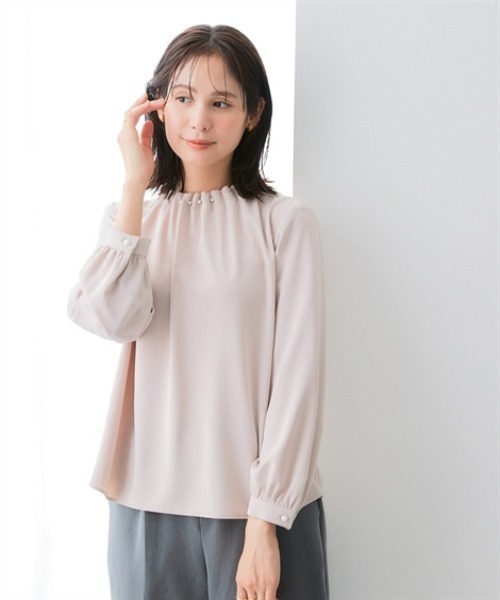 7days Life Styling(セブンデイズライフスタイリング)の「【UVカット/速乾】ストレッチパウダーサテンパール調タックネック長袖ブラウス(シャツ/ブラウス・レディース・グレイッシュベージュ/オフホワイト/ネイビー・LL/L/M/S/3L)」の17枚目の写真