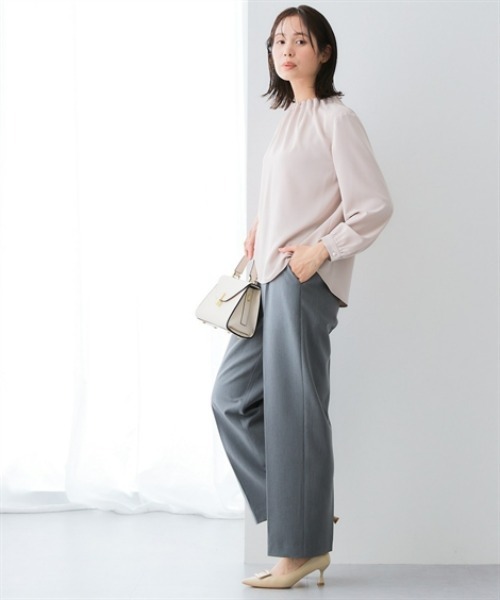 7days Life Styling(セブンデイズライフスタイリング)の「【UVカット/速乾】ストレッチパウダーサテンパール調タックネック長袖ブラウス(シャツ/ブラウス・レディース・グレイッシュベージュ/オフホワイト/ネイビー・LL/L/M/S/3L)」の4枚目の写真