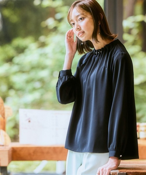 7days Life Styling(セブンデイズライフスタイリング)の「【UVカット/速乾】ストレッチパウダーサテンパール調タックネック長袖ブラウス(シャツ/ブラウス・レディース・グレイッシュベージュ/オフホワイト/ネイビー・LL/L/M/S/3L)」の6枚目の写真