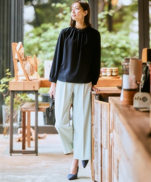 7days Life Styling(セブンデイズライフスタイリング)の「【UVカット/速乾】ストレッチパウダーサテンパール調タックネック長袖ブラウス(シャツ/ブラウス・レディース・グレイッシュベージュ/オフホワイト/ネイビー・LL/L/M/S/3L)」の7枚目の写真