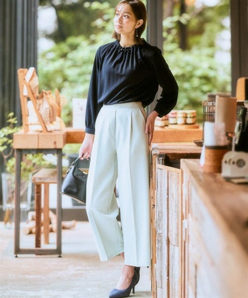 7days Life Styling(セブンデイズライフスタイリング)の「【UVカット/速乾】ストレッチパウダーサテンパール調タックネック長袖ブラウス(シャツ/ブラウス・レディース・グレイッシュベージュ/オフホワイト/ネイビー・LL/L/M/S/3L)」の8枚目の写真