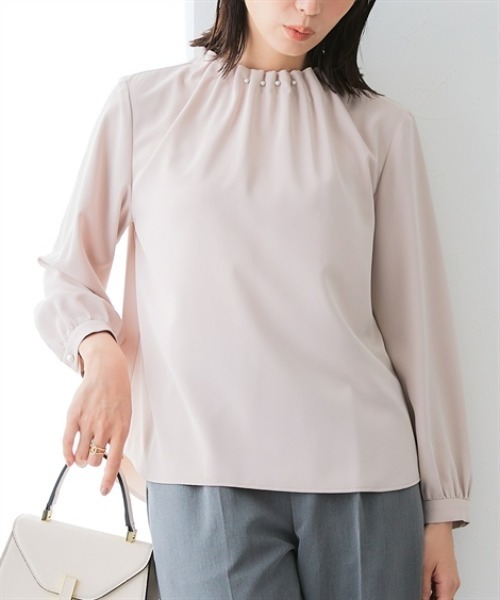7days Life Styling(セブンデイズライフスタイリング)の「【UVカット/速乾】ストレッチパウダーサテンパール調タックネック長袖ブラウス(シャツ/ブラウス・レディース・グレイッシュベージュ/オフホワイト/ネイビー・LL/L/M/S/3L)」の9枚目の写真
