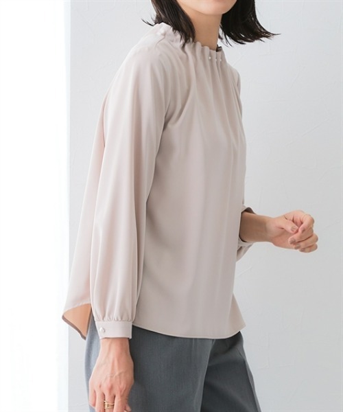 7days Life Styling(セブンデイズライフスタイリング)の「【UVカット/速乾】ストレッチパウダーサテンパール調タックネック長袖ブラウス(シャツ/ブラウス・レディース・グレイッシュベージュ/オフホワイト/ネイビー・LL/L/M/S/3L)」の10枚目の写真