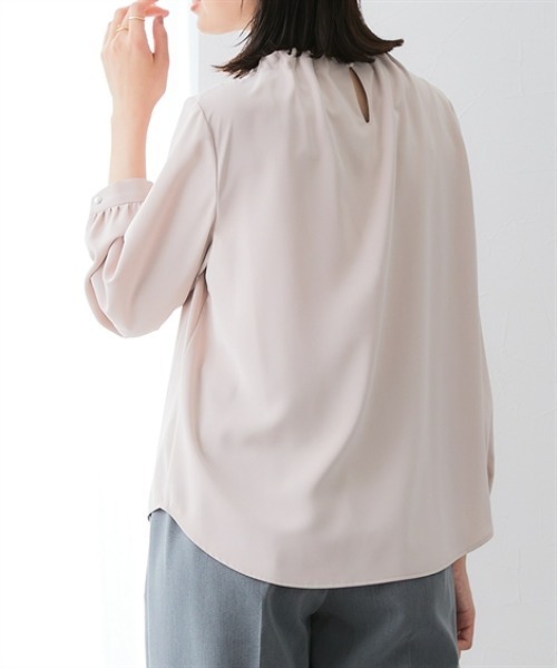 7days Life Styling(セブンデイズライフスタイリング)の「【UVカット/速乾】ストレッチパウダーサテンパール調タックネック長袖ブラウス(シャツ/ブラウス・レディース・グレイッシュベージュ/オフホワイト/ネイビー・LL/L/M/S/3L)」の11枚目の写真