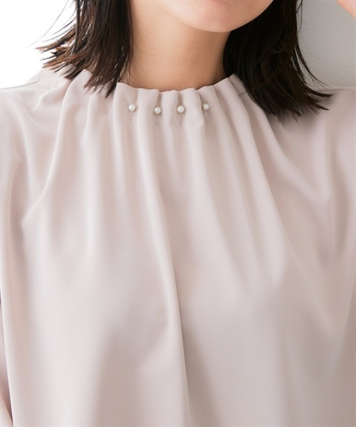 7days Life Styling(セブンデイズライフスタイリング)の「【UVカット/速乾】ストレッチパウダーサテンパール調タックネック長袖ブラウス(シャツ/ブラウス・レディース・グレイッシュベージュ/オフホワイト/ネイビー・LL/L/M/S/3L)」の12枚目の写真
