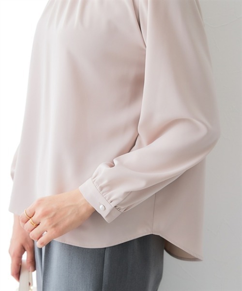 7days Life Styling(セブンデイズライフスタイリング)の「【UVカット/速乾】ストレッチパウダーサテンパール調タックネック長袖ブラウス(シャツ/ブラウス・レディース・グレイッシュベージュ/オフホワイト/ネイビー・LL/L/M/S/3L)」の13枚目の写真