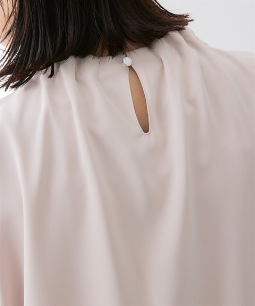 7days Life Styling(セブンデイズライフスタイリング)の「【UVカット/速乾】ストレッチパウダーサテンパール調タックネック長袖ブラウス(シャツ/ブラウス・レディース・グレイッシュベージュ/オフホワイト/ネイビー・LL/L/M/S/3L)」の14枚目の写真